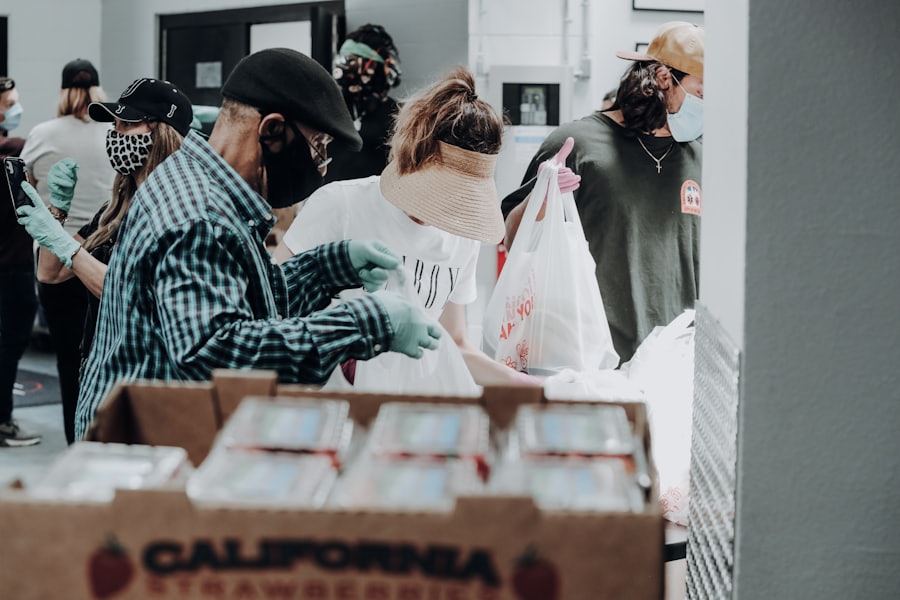 Cajas de donaciones apiladas en un centro de acopio
