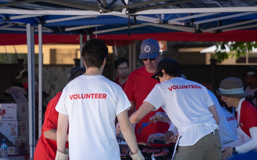 Voluntarios clasificando donaciones bajo una carpa