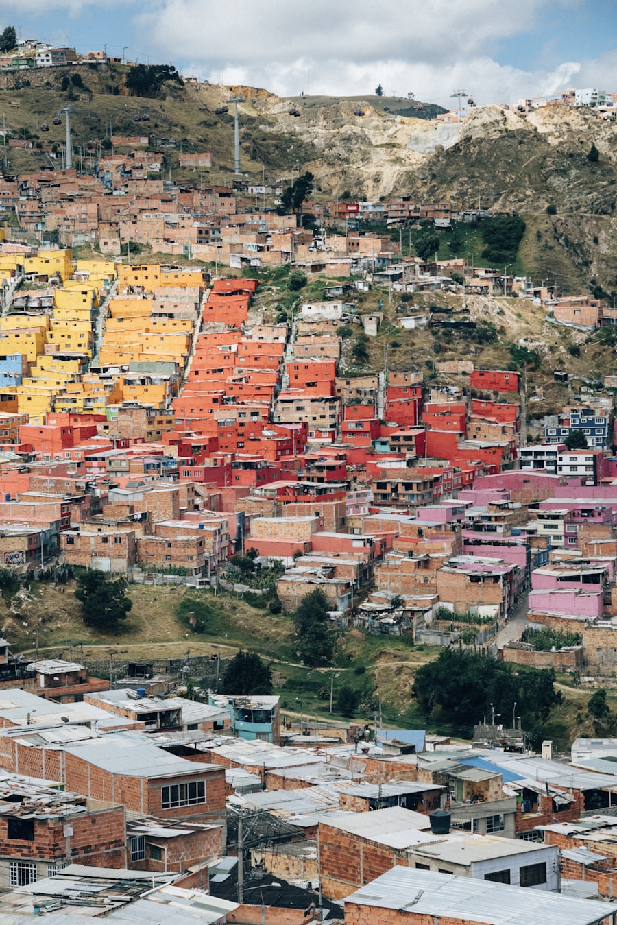 Barrio de ladera en una ciudad colombiana, con casas de colores
